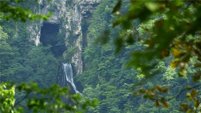 ონიორის ჩანჩქერისა და ტობის პირველი მღვიმის ბუნები ძეგლები